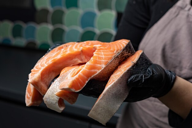 salmone refrigerato in un negozio di pesce