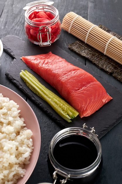 Salmone rosa su un tagliere di pietra con cetrioli