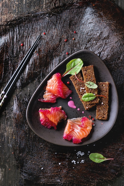 Salmone salato con barbabietola rossa