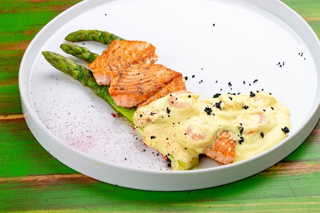 Salmone su asparagi con curcuma e salsa di gamberi