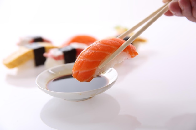 Salmone sushi cibo giapponese isolato in sfondo bianco