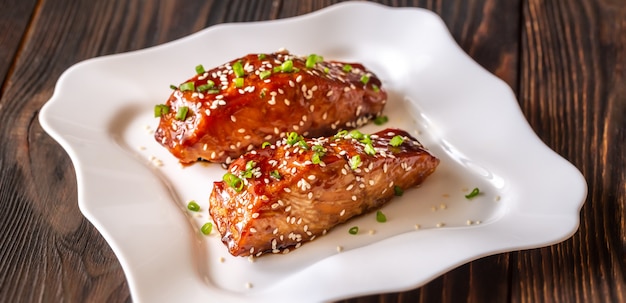 Salmone Teriyaki sul piatto bianco