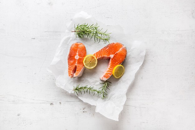 Salmone. Trancio di salmone crudo con rosmarino limone sale e pepe.