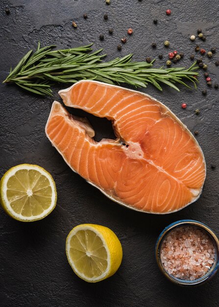 Salmone vista dall'alto con limone ed erbe aromatiche