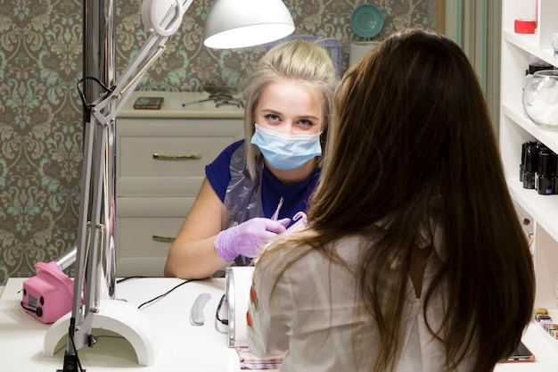 Salone di bellezza per il lavoro con le unghie manicure.