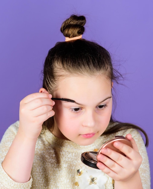 Salone e trattamento di bellezza Negozio di trucco Bambina bambina trucco viso da vicino Ragazza carina Moda e stile La creatività è la migliore abilità di trucco Scuola di trucco Arte del trucco Concetto di femminilità