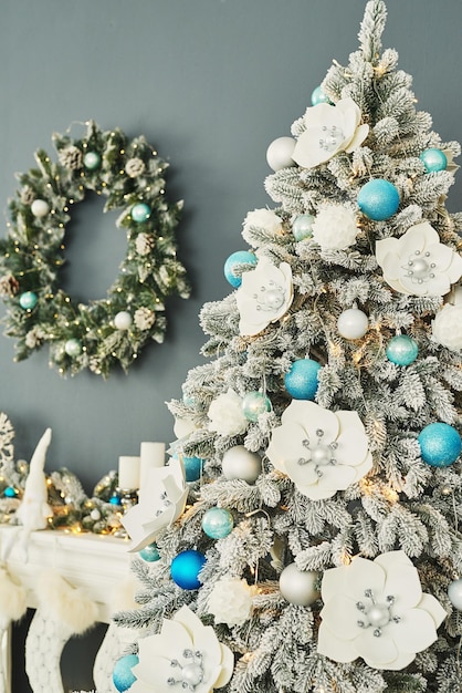 Salotto natalizio. Fondo blu e bianco dell'albero di Natale della decorazione. Festa di Capodanno. Buon Natale e Felice Anno nuovo.