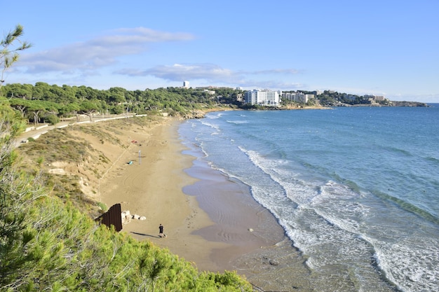 Salou Spagna 13 novembre 2019 Vista della costa rocciosa con hotel lungo la costa