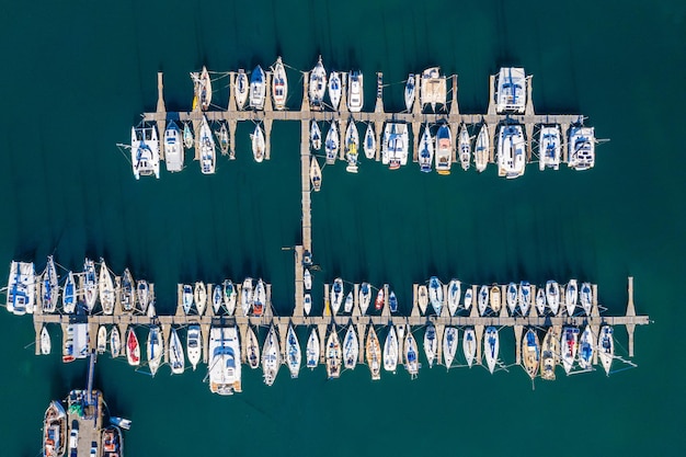 Salpiamo via Inquadratura dall'alto di barche in un porto sul mare