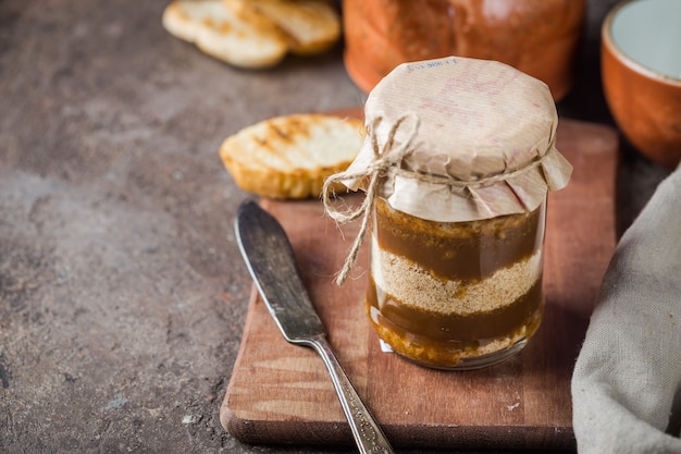 Salsa al caramello salata fatta in casa con i biscotti in vaso