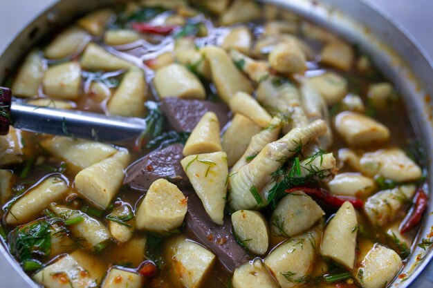 Salsa al curry di pesce mangiata con tagliatelle di riso e verdure sapore piccante cibo thailandese
