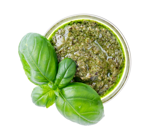 Salsa al pesto e foglie fresche di basilico verde.