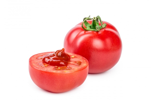 salsa al pomodoro, ketchup su un pomodoro affettato isolato