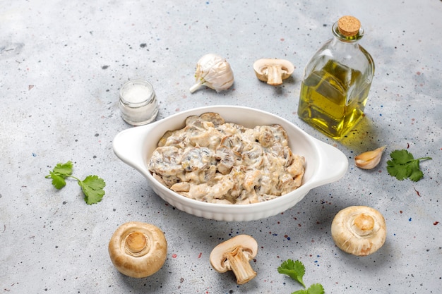 Salsa alla crema di funghi Alimento delizioso e sano, vista dall'alto.