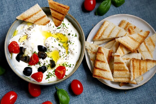 Salsa allo yogurt greco con olive e crostini