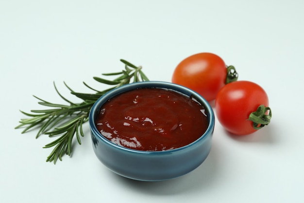 Salsa barbecue rosmarino e pomodori isolati