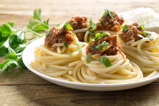 Salsa bolognese di carne con spaghetti su un tavolo di legno