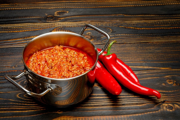 Salsa bolognese di spaghetti in padella