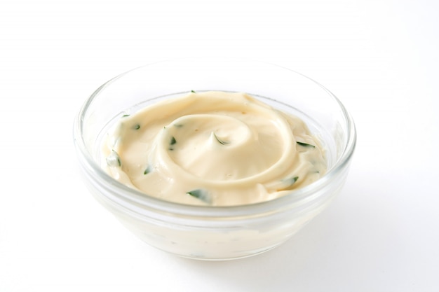 Salsa di Aioli in ciotola a cristallo isolata