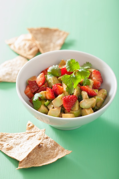 Salsa di avocado alla fragola con tortilla chips