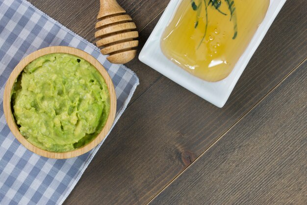 Salsa di avocado con miele sul tavolo di legno.