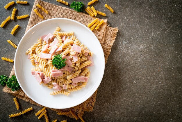 salsa di crema di funghi spirali o spirale con prosciutto - stile alimentare italiano