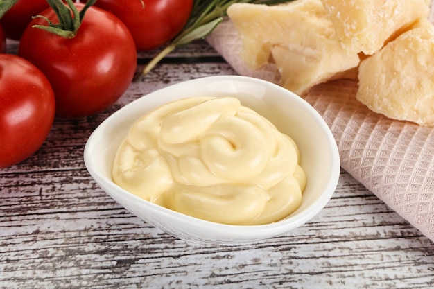 Salsa di formaggio nella ciotola