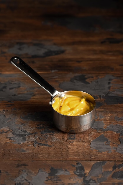 Salsa di formaggio senape panna acida pomodoro salsa agrodolce su uno sfondo di legno