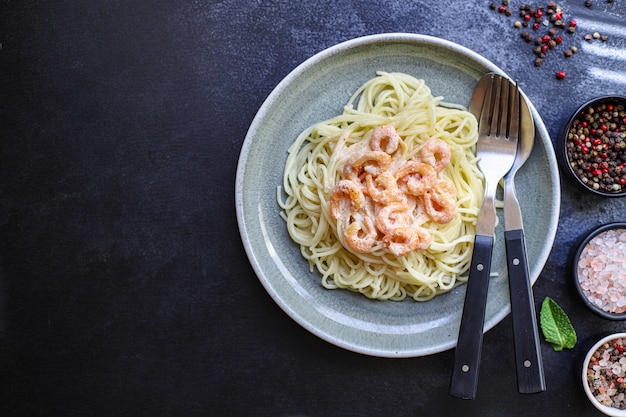 Salsa di frutti di mare cremosa degli spaghetti dei gamberetti della pasta