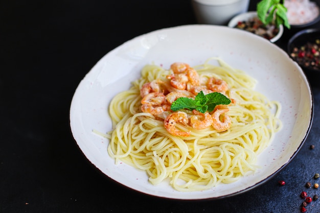 Salsa di frutti di mare cremosa degli spaghetti dei gamberetti della pasta