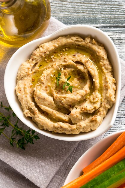 Salsa di hummus con semi di sesamo in una ciotola