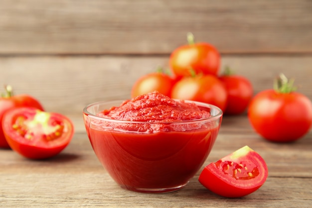 Salsa di ketchup di pomodoro in una ciotola