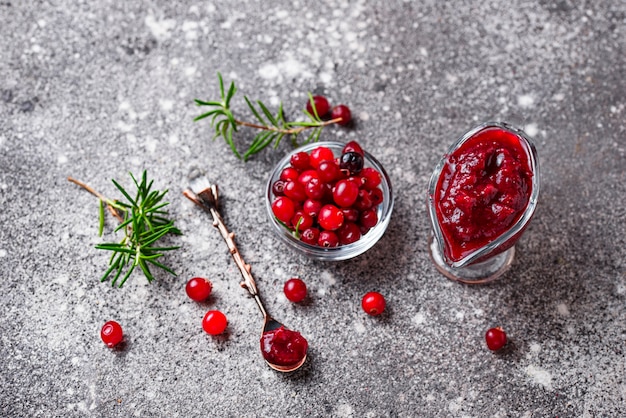 Salsa di mirtilli rossi con rosmarino e frutti di bosco freschi