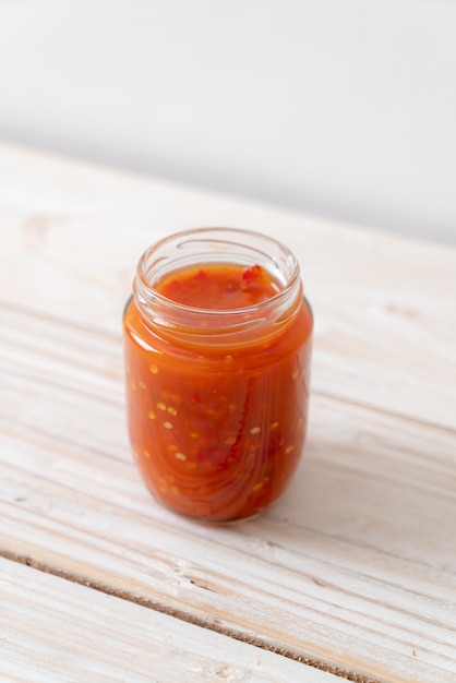 Salsa di peperoncino in un barattolo isolato