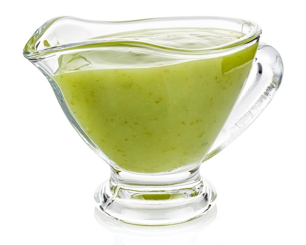 Salsa di peperoncino verde con lime in salsiera di vetro trasparente isolata su bianco