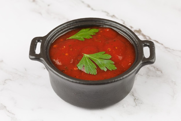 Salsa di pomodoro alle erbe ketchup in una casseruola