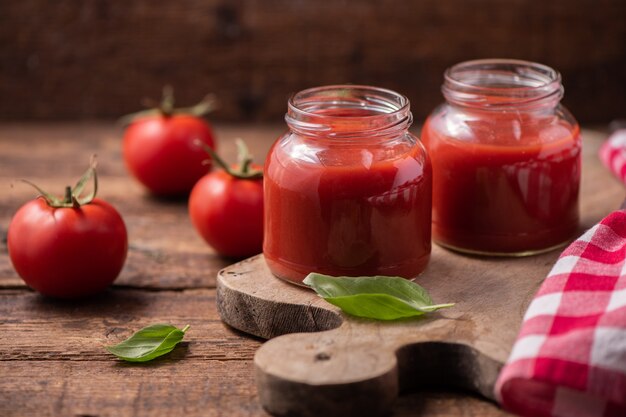 Salsa di pomodoro e pomodori fatti in casa tradizionale. Avvicinamento