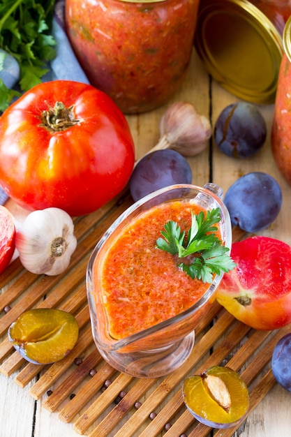 Salsa di pomodoro e prugne con verdure