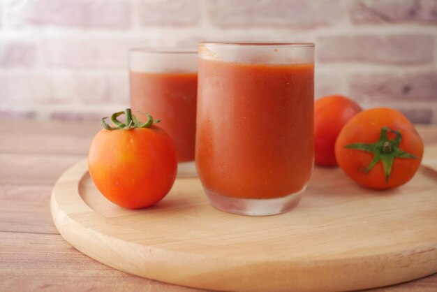 Salsa di pomodoro in un barattolo con pomodoro fresco sul tavolo