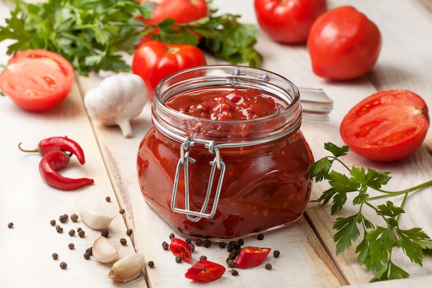 Salsa di pomodoro in un barattolo di vetro