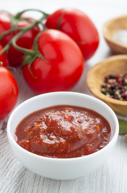 Salsa di pomodoro in una ciotola bianca sul tavolo