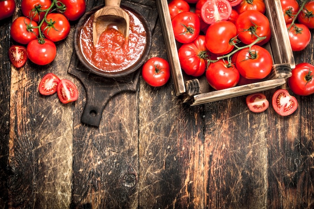 Salsa di pomodoro in una ciotola.