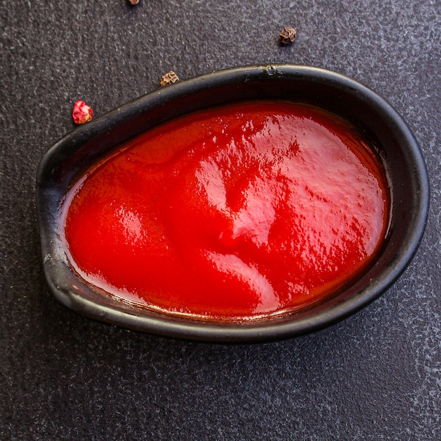 salsa di pomodoro in una salsiera sul tavolo