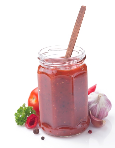 Salsa di pomodoro in vaso isolato su bianco