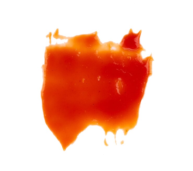 Salsa di pomodoro isolata sulla superficie bianca