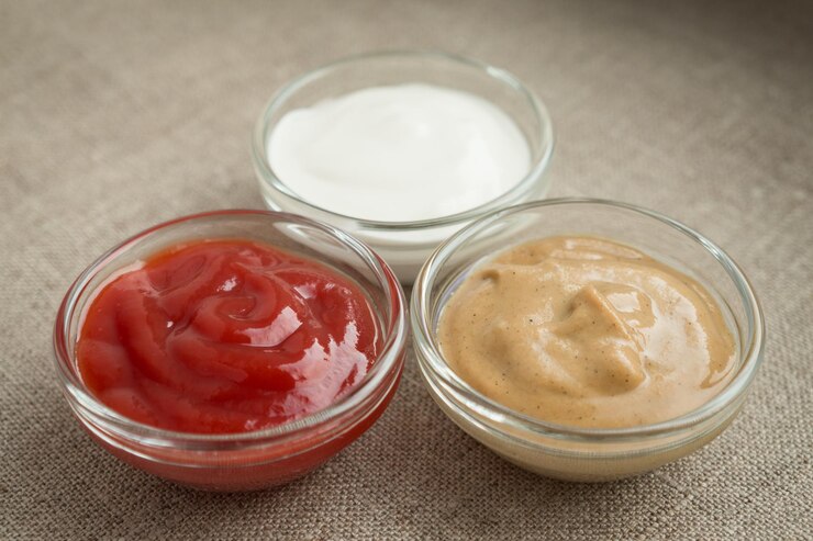 Salsa di pomodoro panna acida e senape in ciotoline di vetro