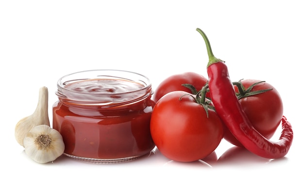 Salsa di pomodoro rosso in un barattolo di vetro