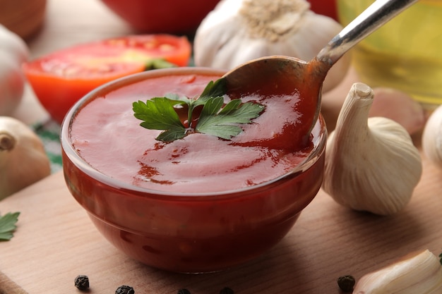 Salsa di pomodoro rosso in una ciotola di vetro