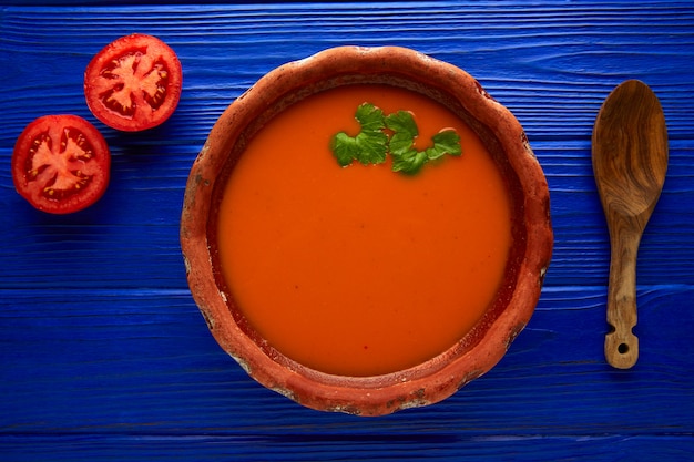 Salsa di pomodoro su piatto di argilla e legno scuro