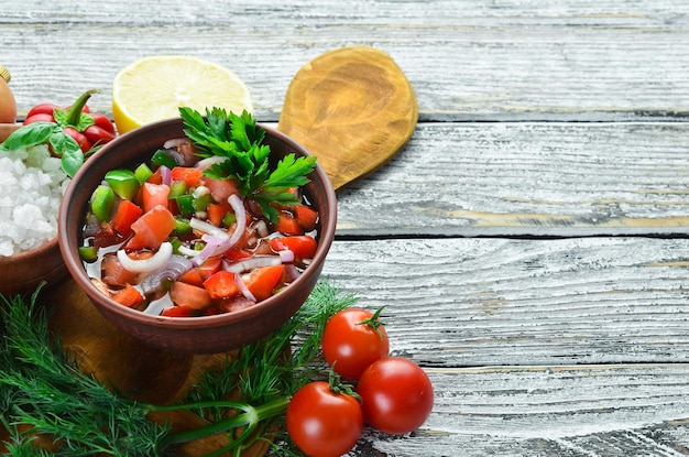 Salsa di salsa e ingredienti Salsa tradizionale messicana latinoamericana Vista dall'alto su uno sfondo di legno bianco Spazio libero per il testo